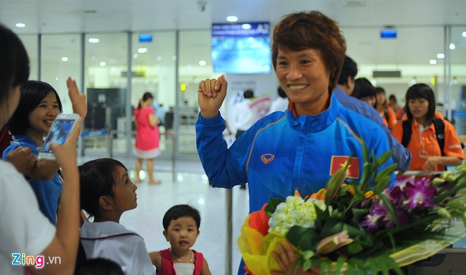 ĐT Nữ Việt Nam vui mừng trở về sau trận thắng Thái Lan