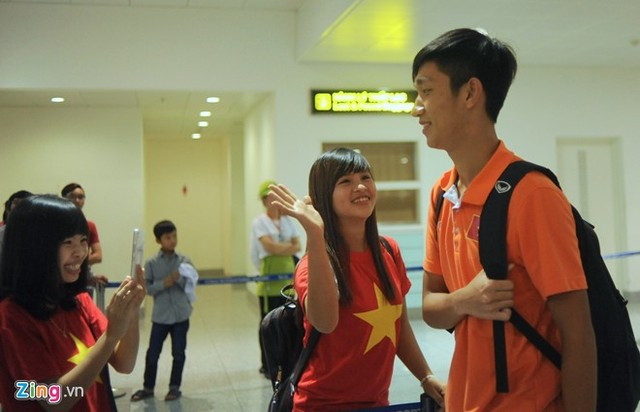 Fan nữ ra sân bay đón U19 Việt Nam ngày trở về