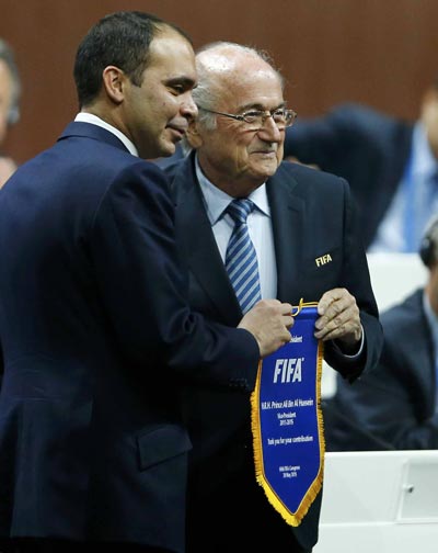 Ai đủ “sạch” thay Sepp Blatter?