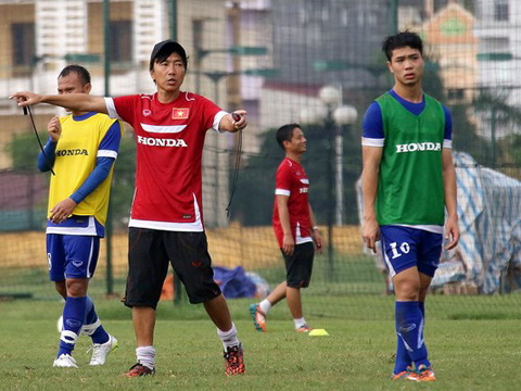     HLV Toshiya Miura thất vọng với thái độ thi đấu của các cầu thủ đội tuyển Việt Nam. Ảnh: Nhật Minh.