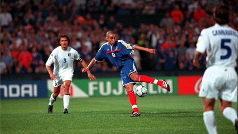 Bàn thắng vàng của David Trezeguet giúp Pháp đả bại Italia ở trận chung kết EURO 2000. Ảnh: Internet.