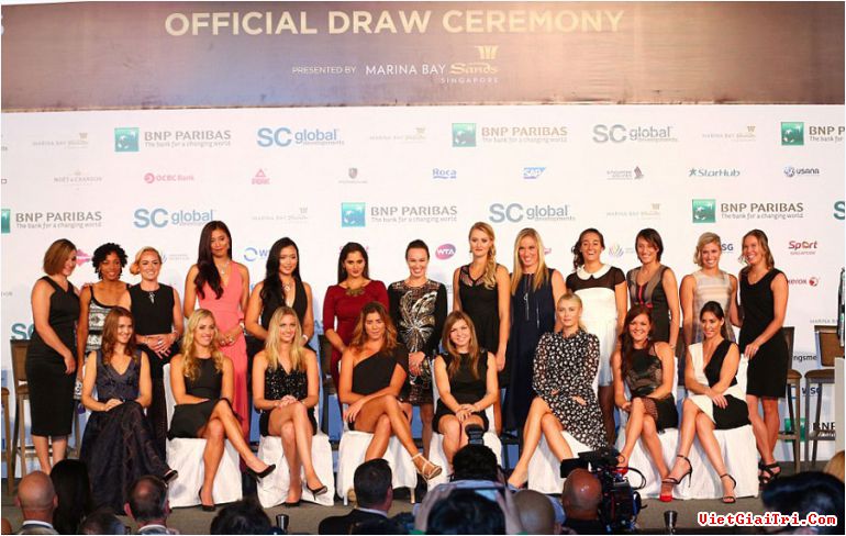 Sharapova tạo dáng như siêu mẫu trước thềm WTA Finals