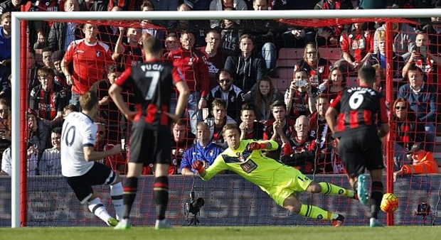 Thủ môn Artur Boruc (Bournemouth 1-5 Tottenham): Thủ thành người Ba Lan vừa trải qua vòng đấu ác mộng. Anh mắc sai lầm trong cả ba tình huống dẫn đến cú hat-trick của Harry Kane. Màn trình diễn nghèo nàn của Boruc khiến Bournemouth đại bại 1-5 trước Tottenham ngay trên sân nhà. Ảnh: Internet.