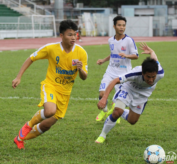 Trận chung kết U21 QG 2015 đã diễn ra cởi mở ngay từ những phút đầu tiên của hiệp một. U21 Hà Nội T&T là đội bóng chủ động chơi tấn công, ngay phút thứ 3 Văn Hiệp đã có đường căng ngang chính xác để Văn Thành mở tỉ số 1-0 cho đội bóng áo vàng. Ảnh: Đình Viên.