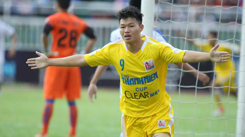 Phạm Văn Thành (áo vàng) thi đấu xuất sắc giúp Hà Nội T&T vô địch VCK U21 QG Báo Thanh Niên 2015. Ảnh: Đình Viên.