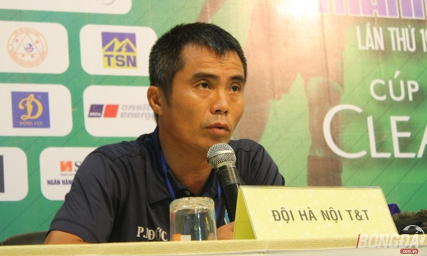 HLV Phạm Minh Đức tỏ ra cứng rắn với quyết định triệu tập cầu thủ của mình. Ảnh: Đình Viên.