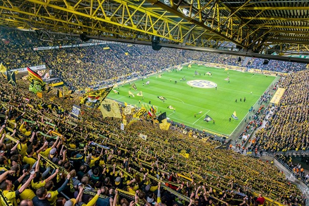Được chơi trên sân nhà Signal Iduna Park, các cầu thủ Dortmund đã chiếm lĩnh thế trận ngay từ những phút đầu.