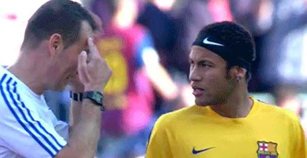Neymar bị buộc phải gỡ băng đô. Ảnh: Internet.