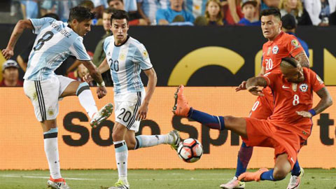 Argentina thắng sít sao trên đất Colombia.