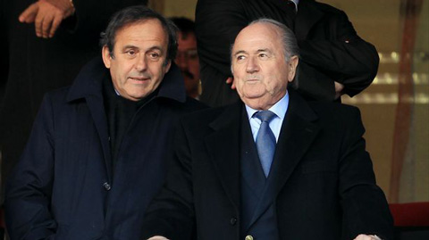 FIFA đang xem xét cấm vĩnh viễn Platini và Blatter .