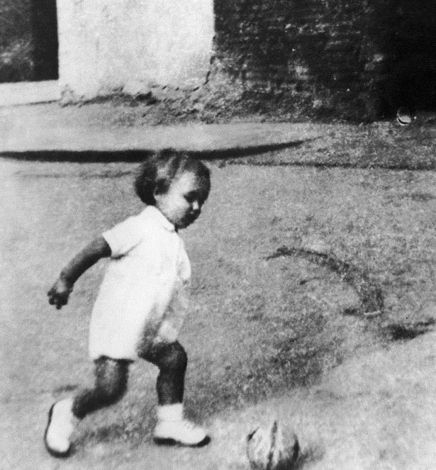 George Best sinh ngày 22/5/1946 trong một gia đình trung lưu tại Belfast, Bắc Ireland. Khi mới 2 tuổi, Best đã làm quen với trái bóng trên những con phố gần nhà. Ảnh: Internet.