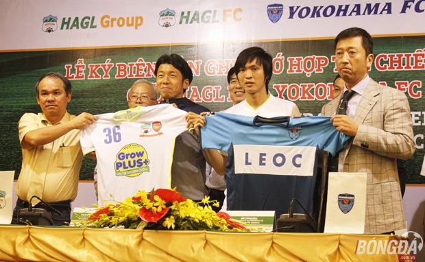 Hai cầu thủ Tuấn Anh và Ideguchi (giữa) đánh dấu sự hợp tác toàn diện của hai CLB HAGL và Yokohama FC. Ảnh: Quang Thịnh.