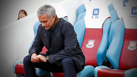  Jose Mourinho gặp vận hạn sau mùa giải thành công cùng Chelsea.