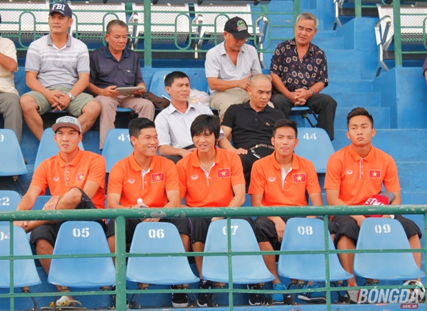 5 cầu thủ không được đăng ký thi đấu trong trận gặp Becamex Bình Dương. Tuấn Tài và Hữu Dũng (ngoài cùng, bên phải) và Duy Khánh (ngoài cùng, trái) tỏ ra khá buồn. Ảnh: Quang Thịnh.