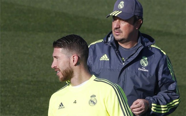 Benitez mất kiểm soát trong phòng thay đồ Real Madrid