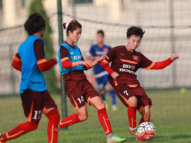 Các tuyển thủ nữ Việt Nam tích cực tập luyện tại Trung tâm Đào tạo bóng đá trẻ Việt Nam. Ảnh: Hiền Anh.