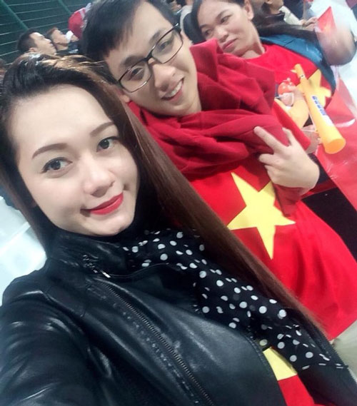 Vẻ hớp hồn của fan nữ hát Quốc ca trận U23 Việt Nam vs U23 Jordan