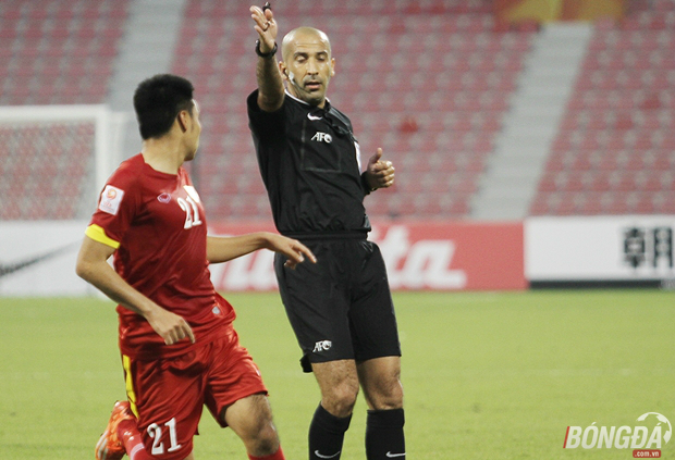 Trọng tài Iraq “cướp trắng” quả penalty của U23 Việt Nam