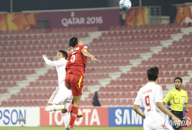 Tình huống trung vệ Hoàng Lâm đánh đầu phản lưới nhà khiến U23 Việt Nam đánh mất lợi thế dẫn bàn trước U23 UAE. Ảnh Nhật Minh.