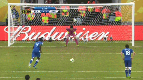 Balotelli ghi bàn trên chấm 11 mét. Ảnh: Internet.