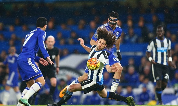 Costa đeo mặt nạ ra sân trong trận tiếp Newcastle trên sân nhà Stamford Bridge.