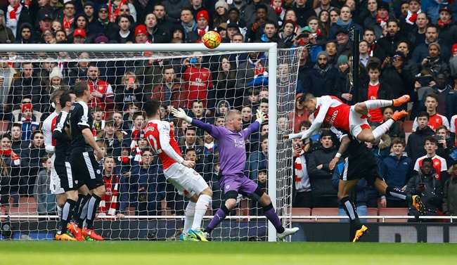 Được thi đấu trên sân nhà Emirates nên các cầu thủ Arsenal đã chọn lối chơi tấn công. Ảnh: Internet.