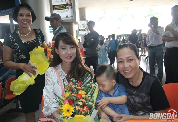 Vợ con và mẹ tuyển thủ đội trưởng futsal Việt Nam – Nguyễn Bảo Quân có mặt trên sân bay từ khá sớm để chào đón Bảo Quân về nước. Ảnh: Đình Viên.
