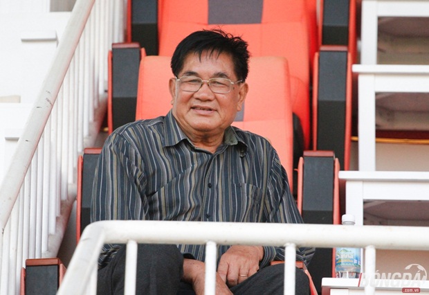 Đạo diễn Trần Vịnh ngồi trên khán đài sân Pleiku theo dõi HAGL thi đấu. Ảnh: Quang Thịnh.