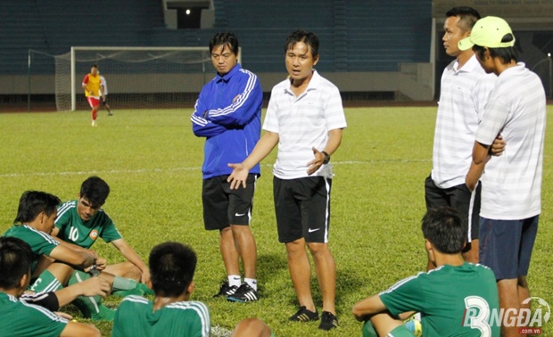 Trên cương vị mới, Minh Phương luôn theo sát các cầu thủ để thay đổi cách chơi bóng của họ. Ảnh: Quang Thịnh.