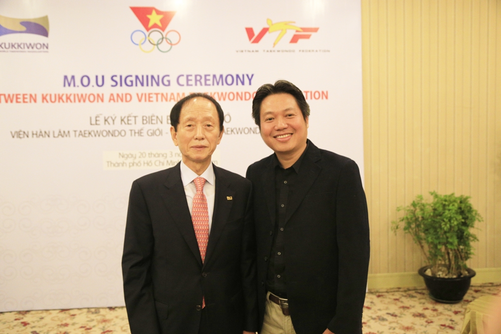 Chủ tịch Kukkiwon cùng với ông Võ Danh Hải – Phó Chủ tịch Hiệp hội võ thuật thế giới.