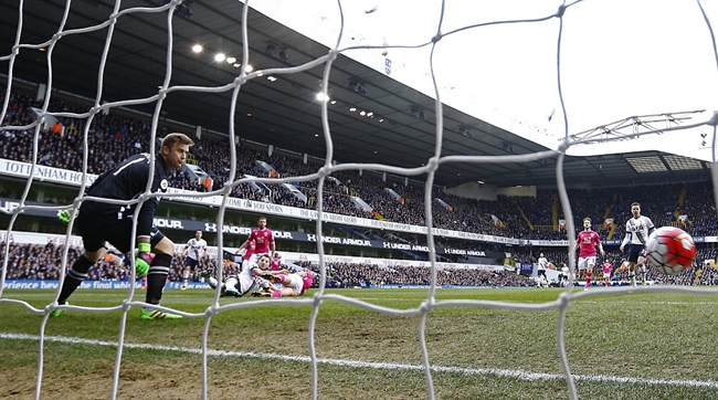 Ngay phút đầu tiên của trận đấu, Tottenham Hotspur đã có bàn mở tỷ số. Harry Kane đệm bóng cận thành sau đường căng ngang của Walker. Ảnh: Internet.