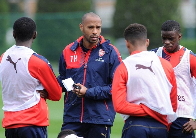 Bị nghi “mua bằng”, Thierry Henry hết đường dẫn dắt Arsenal?