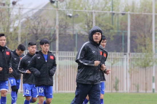 Đội tuyển Việt Nam tập luyện dưới trời mưa lạnh ở Iran