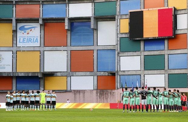 Đêm qua, Bồ Đào Nha tiếp đội đang đứng số 1 thế giới - Bỉ trên sân nhà. Ngay trước trận đấu, các cầu thủ hai đội dành 1 phút tưởng niệm các nạn nhân trong vụ khủng bố ở sân bay và tàu điện ngầm ở Brussels (Bỉ) hôm 22/3. Ảnh: Internet.