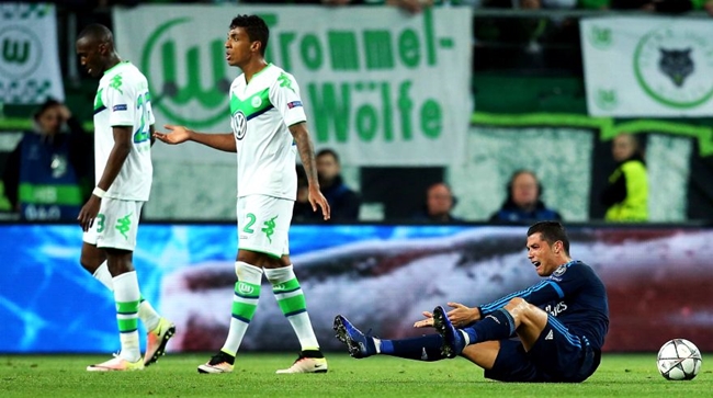 Cristiano Ronaldo tố bị cầu thủ Wolfsburg triệt hạ