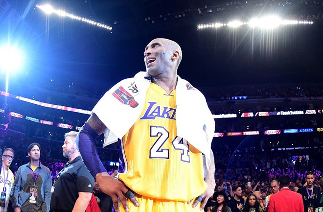 Ngày 14/4, thế giới bóng rổ chính thức chia tay tượng đài Kobe Bryant. Huyền thoại 37 tuổi quyết định giải nghệ sau trận đấu cuối cùng của Los Angeles Lakers với Utah Jazz ở mùa giải 2015/2016. Ảnh: Internet.