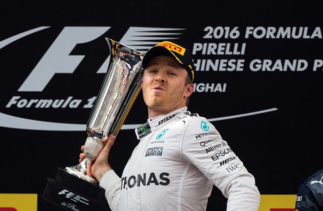 Nico Rosberg trở thành tay đua thứ 10 trong lịch sử F1 thắng cả 3 chặng đầu tiên của mùa giải. Ngôi sao khoác áo Mercedes hoàn tất 56 vòng tại trường đua Thượng Hải với thời gian 1 giờ 38 phút 53,891 giây. Ảnh: Internet.