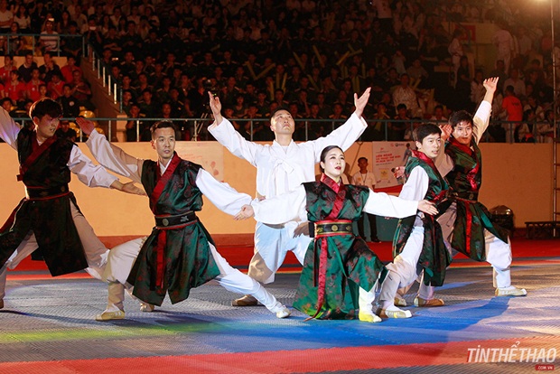 Đoàn Taekkyon (Hàn Quốc) đã chinh phục hoàn toàn các khán giả có mặt trong buổi khai mạc Liên hoan Võ thuật Quốc tế 2016. Ảnh: Võ Đạt.