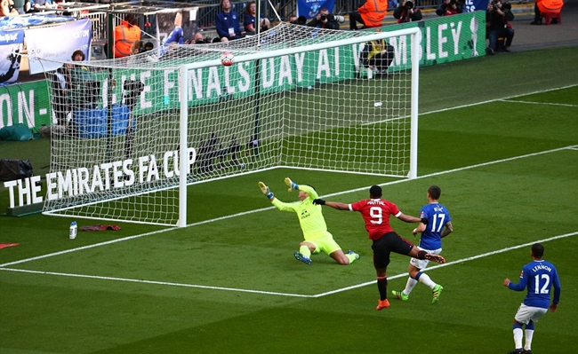 Trước một Everton đang có phong độ thiếu ổn định gần đây, Manchester United dễ dàng có thế trận lấn lướt. Tình huống dứt điểm trúng xà ngang của Anthony Martial. Ảnh: Internet.
