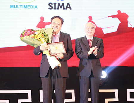 Ông Phan Nguyễn Như Khuê, Giám đốc Sở VH&TT TPHCM tặng kỷ niệm chương cho đại diện nhà tài trợ, ông Trần Quí Thanh, Chủ tịch tập đoàn Number 1 – Tân Hiệp Phát.