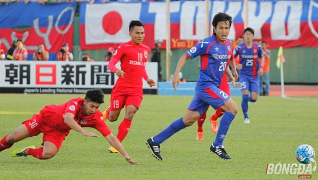 Maeda Ryoichi (số 20) bứt khỏi sự đeo đám của tiền vệ Han Seung-yeop (số 30) và Huỳnh Phú (số 19). Ảnh: Quang Thịnh.