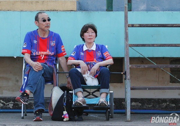 Vợ chồng ông Shimamura được đặc cách ngồi dưới sân theo dõi trận đấu. Ảnh: Quang Thịnh.