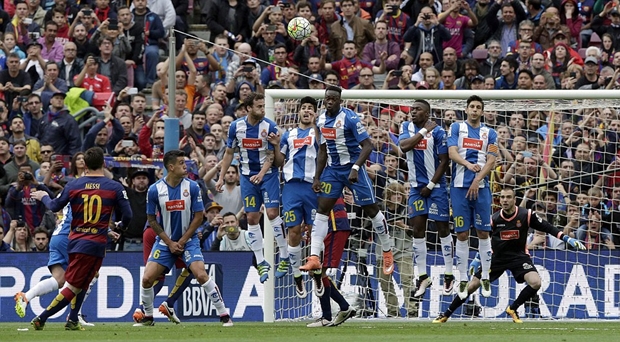 Ngay phút thứ 8, Lionel Messi đã mở tỷ số cho đội chủ sân Camp Nou bằng tình huống sút phạt đẳng cấp. Ảnh: Internet.