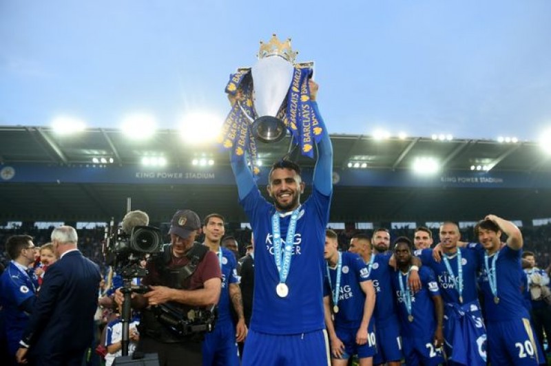 Riyad Mahrez cam kết tương lai với Leicester. Ảnh: Internet.