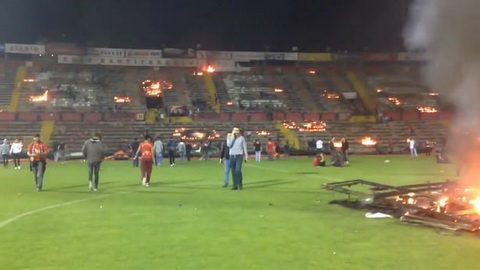  Fan Eskihirspor đốt sân.