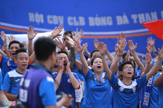Trước trận đấu Quảng Ninh vs Cần Thơ (18h ngày 21/5), người hâm mộ bóng đá đất mỏ mang loa và màn hình lớn để dựng sân khấu phía ngoài sân Cẩm Phả, nhằm cổ vũ trước cuộc so tài trong khuôn khổ vòng 11 V-League.
