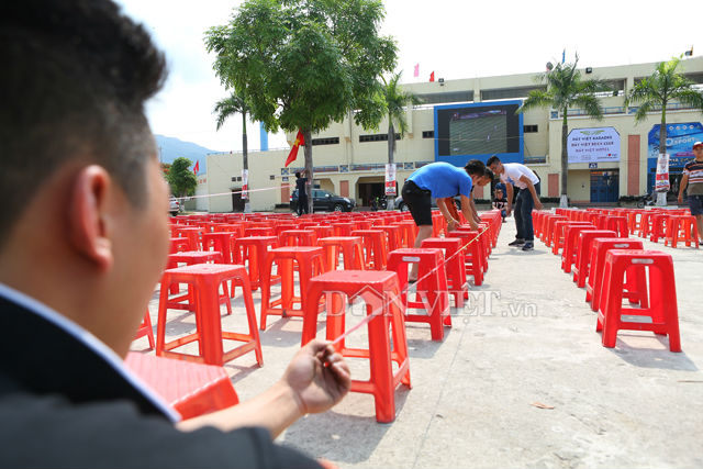Khán đài bên ngoài sân vận động Cẩm Phả được sắp xếp hàng trăm ghế nhựa rất trật tự.