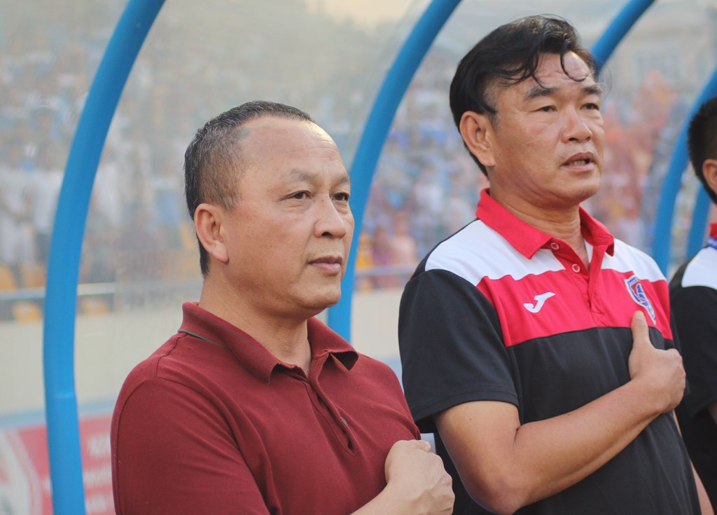 Chủ tịch CLB Than Quảng Ninh, ông Phạm Thanh Hùng (trái) và HLV trưởng Phan Thanh Hùng đánh giá cao tài năng và sự chăm chỉ của cầu thủ trưởng thành từ bóng đá phủi Nghiêm Xuân Tú.