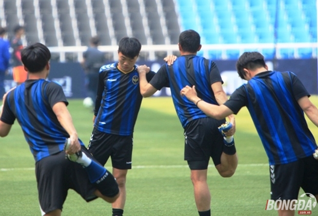 Dưới cái nắng gay gắt trong ngày Incheon United tiếp đối thủ Gwangju FC trên sân nhà, tiền vệ Lương Xuân Trường có lần ra sân đầu tiên tại K-League từ ngày chuyển sang Hàn Quốc thi đấu. HLV Kim Do-Hoon đã tung cầu thủ người Việt ra thi đấu ngay từ đầu. Ảnh: Duc Anh Tien.