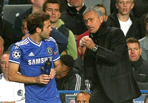 Đẩy Juan Mata khỏi Chelsea: Tiền vệ người Tây Ban Nha nhận danh hiệu cầu thủ hay nhất Chelsea 2 mùa liên tiếp trước khi Jose Mourinho trở lại dẫn dắt “The Blues” hè 2013. Chỉ sau nửa mùa giải 2013/14, Juan Mata bị đẩy khỏi Chelsea. Anh gia nhập MU, sau đó trở thành cầu thủ trụ cột của 